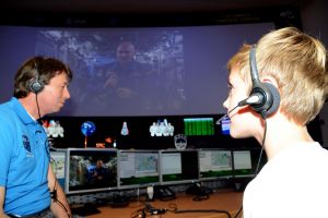 Schüler stellen ihre Fragen Alexander Gerst in der Raumstation