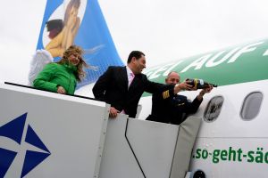 "So geht sächsisch."-Flieger Raffael von Condor hebt ab