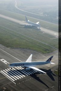 Heimflug der Airbus Großraum-Jets A350 und A380 für Qatar Airways