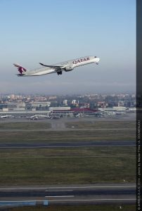Heimflug der Airbus Großraum-Jets A350 und A380 für Qatar Airways