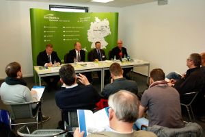Verkehrsminister Thomas Webel präsentiert Luftverkehrskonzept in Cochstedt