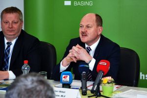 Verkehrsminister Thomas Webel präsentiert Luftverkehrskonzept in Cochstedt