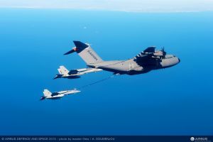 Airbus A400M führt doppelte Luftbetankung durch