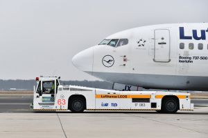 Test: Diesel-elektrischer Schlepper rangiert Großraumflugzeuge zur Startbahn