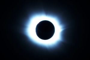 Sonnenfinsternis im Linienflug: Eine Minute länger als am Boden