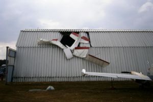 Flugschüler stürzt mit UL auf Flugzeughalle