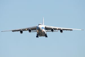 Antonov AN124-100 transportiert Spezialfracht nach Armenien