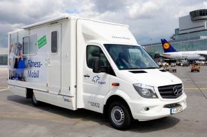 Fitness-Mobil für die Arbeiter direkt auf dem Vorfeld