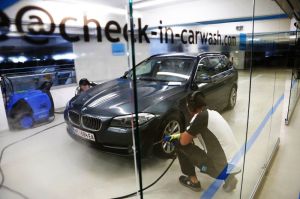 Autowasch am Flughafen Wien während der Reise