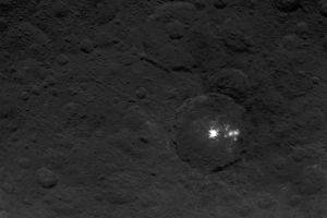 Raumsonde DAWN zeigt Details der Oberfläche von Ceres