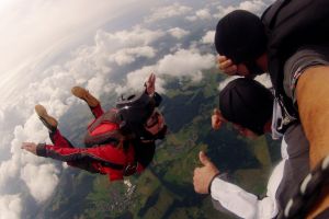 Tandemmasterin bringt die Männer am Fallschirm nach unten