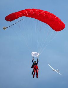 Tandemmasterin bringt die Männer am Fallschirm nach unten