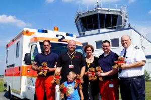 Flughafenfeuerwehr am Airport Weeze tröstet mit Teddys