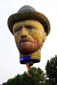 Van Gogh Konterfei als Heißluftballon