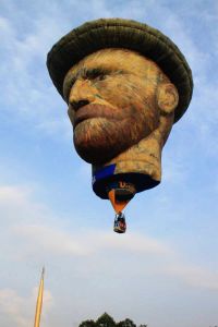 Van Gogh Konterfei als Heißluftballon