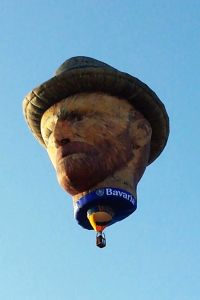 Van Gogh Konterfei als Heißluftballon