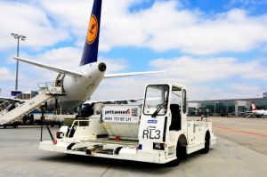 Pkw und Containertransporter mit Stromantrieb beim Fraport