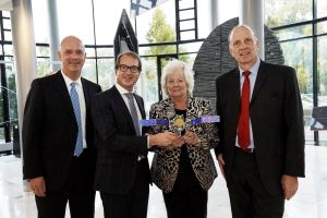 Minister Dobrindt besucht Satellitenbau der OHB in Bremen