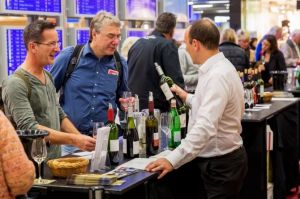 Weinmesse am Flughafen Frankfurt mit Vertretern aus aller Welt