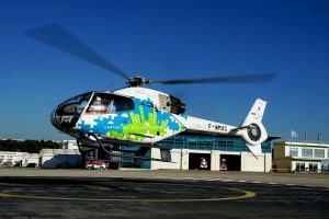 Hubschrauber mit V8 Motor als Antrieb im Flug