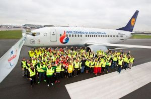 Hamburger ziehen eine Boeing 737 für Olympia 2024