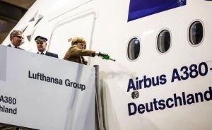 Bundeskanzlerin Merkel tauft Lufthansa A380 D-AIMN auf "Deutschland"