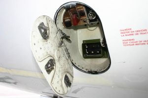 Embraer ERJ 170-100: Lösten Metallteile Kurzschluss aus?