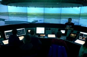 Hunderte Interessierte zum Fluglotsen bei Austro Control
