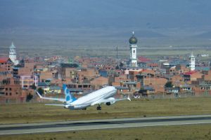 Boeing 737 MAX landet in den Höhen von Bolivien