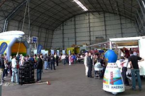 Zeppelin NT in Friedrichshafen mit neuem Hangar 