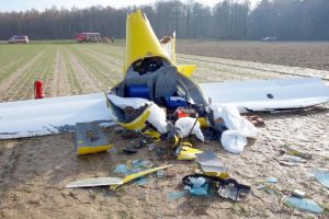 UL stürzt nach Rechtskurve auf den Boden