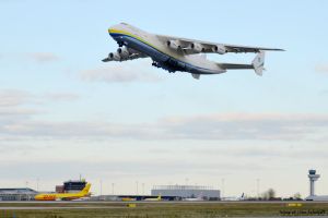 Antonow 225 fliegt 153 Tonnen Fracht nach Abu Dhabi