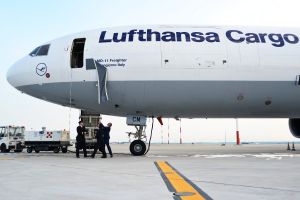MD-11-Frachter D-ALCM der Lufthansa "Buongiorno Italy"