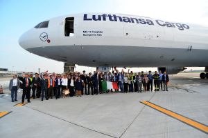 MD-11-Frachter D-ALCM der Lufthansa "Buongiorno Italy"