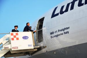 MD-11-Frachter D-ALCM der Lufthansa "Buongiorno Italy"