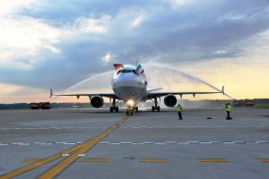 MD-11-Frachter D-ALCM der Lufthansa "Buongiorno Italy"
