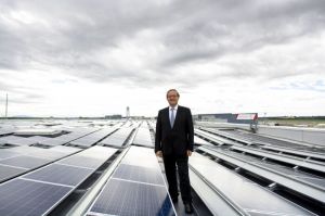 Solarstrom verbessert CO2-Bilanz des Flughafens Wien