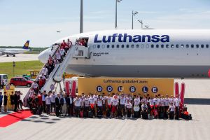 Airbus A340 mit Extra-Outfit fliegt FC Bayern München