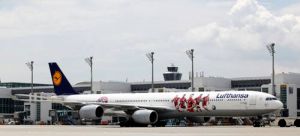 Airbus A340 mit Stars des FC Bayern München auf dem Rumpf