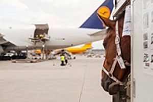 PS im Frachtraum: Lufthansa Partner der Reiterlichen Vereinigung