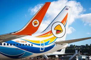 Bunte Boeing 737-800 nimmt Hilfsgüter mit