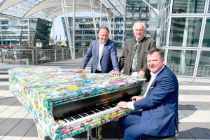 Klavier steht spielbereit am Flughafen München