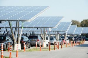 Solarzellen überdachen jetzt Parken am Flughafen Weeze