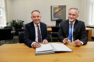 Vertragsunterzeichnung für neuen FMO-Chef Schwarz