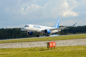 CS100 im Liniendienst am Flughafen Hamburg