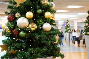 Weihnachtstrubel am Flughafen beachten