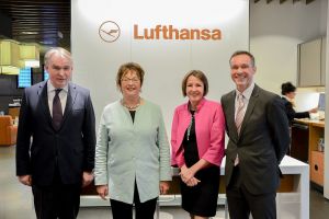 Brigitte Zypries macht ersten Besuch beim Hub der Lufthansa