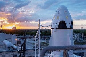 SpaceX will Touristen um den Mond fliegen