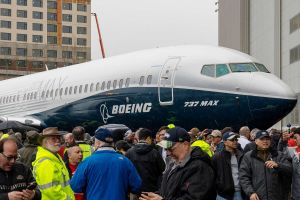 Boeing lässt erstes Flugzeug der 737 MAX 9 aus dem Hangar