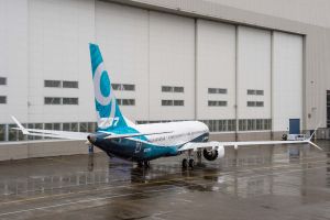 Boeing lässt erstes Flugzeug der 737 MAX 9 aus dem Hangar